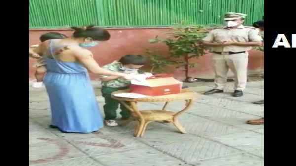 पुलिस वालों ने प्रिंस कॉम का बर्थडे मनाया