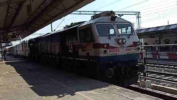 गमछा, लंच और पानी की बोतलें दी