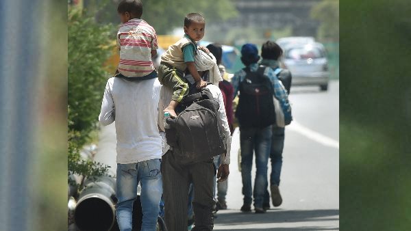 एक महिला ने दिए 5500 रुपए और बुक कराई ट्रेन की टिकट