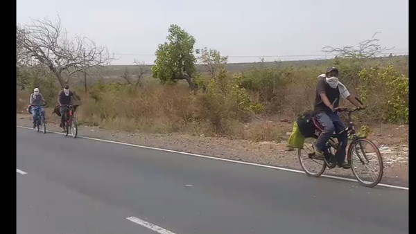 मध्य प्रदेश से पंजाब जा रहे मजदूर