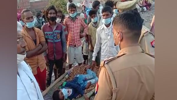 पुलिसकर्मियों ने की मदद