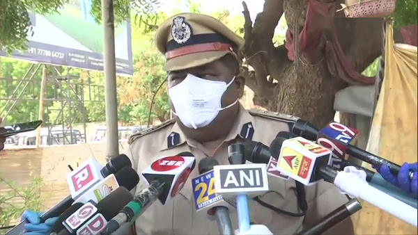 2 गाड़ियां टूटीं, 250 लोगों को पकड़ा