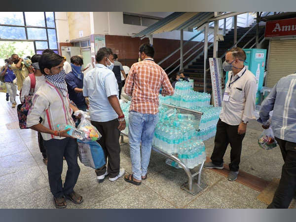 राजकोट से खुशी खुशी यूपी रवाना हुए प्रवासी