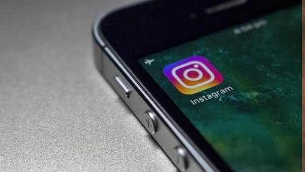 'लड़कियों के इंस्टाग्राम अकाउंट से ली तस्वीरें'