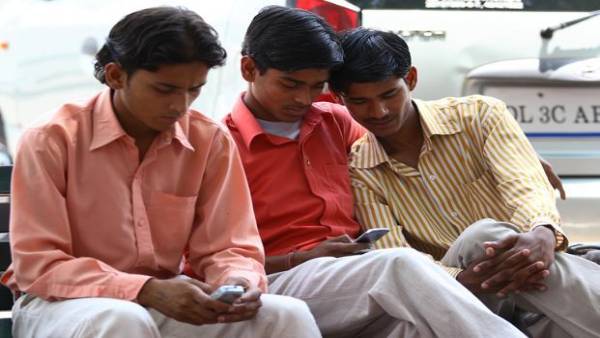 बिना स्मार्टफोन वाले कारखाने के कर्मचारी कैसे ऐप डाउनलोड करेंगे? बिना स्मार्टफोन वाले कारखाने के कर्मचारी कैसे ऐप डाउनलोड करेंगे?