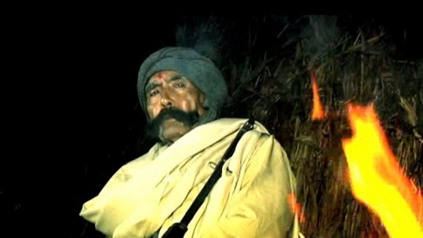 महात्मा गांधी की तस्वीर के सामने डाले हथियार महात्मा गांधी की तस्वीर के सामने डाले हथियार