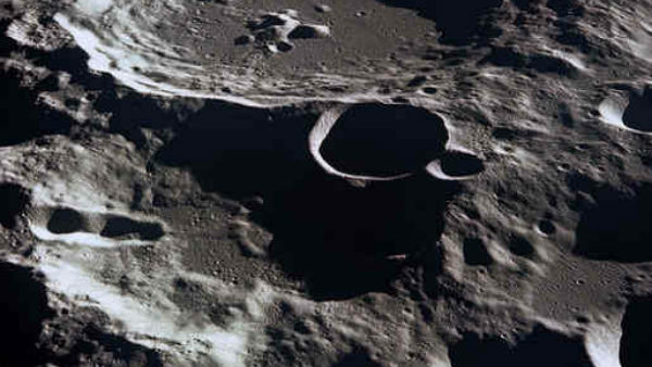 चंद्रमा से आसमान नीला नहीं बल्कि काला दिखायी देता है 