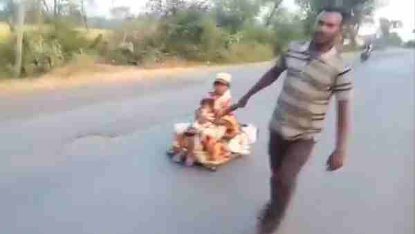 17 दिन में 800KM पैदल चलकर पहुंचा गांव