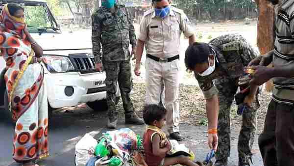 पुलिसवाले ने उन्हें देखा तो उनके कलेजे भी कांप गए