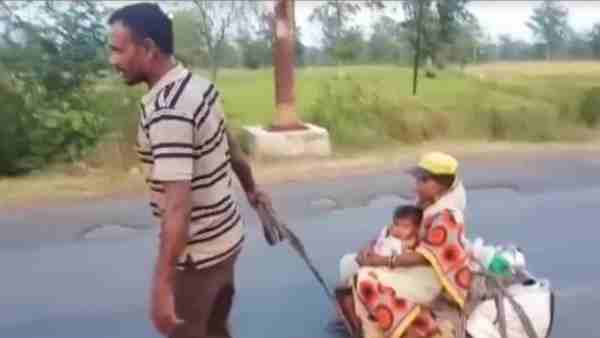 पैरों के छाले ठीक करने मलहम और पेन किलर भी बांट रही पुलिस