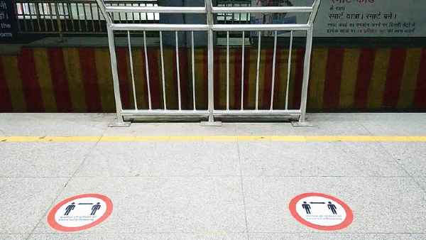 स्टेशनों पर ऐसे मार्कर चिपका चुका है, अतिरिक्त यात्री होने पर नहीं खुलेगा गेट स्टेशनों पर ऐसे मार्कर चिपका चुका है, अतिरिक्त यात्री होने पर नहीं खुलेगा गेट