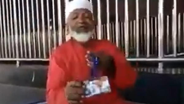 प्रवासियों से पैसा नहीं लेते मुजीबुल्लाह प्रवासियों से पैसा नहीं लेते मुजीबुल्लाह