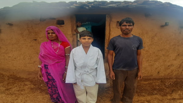 गुजरात में ले रहा है प्रशिक्षण