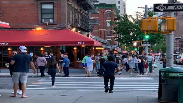 मौत का आंकड़ा कुछ कम हुआ और लोग निकल पड़े....