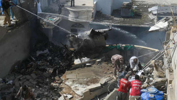 karachi-plane-crash karachi-plane-crash