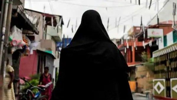 सभी धार्मिक इमारतों में जाकर कर रही ये काम सभी धार्मिक इमारतों में जाकर कर रही ये काम