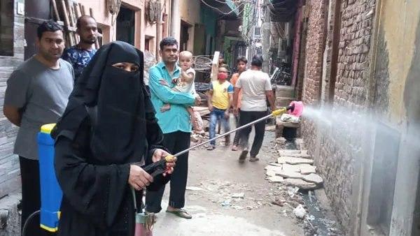 अज़ान और मंदिरों में बजती घंटियों के बीच कर रहीं ये मानव सेवा अज़ान और मंदिरों में बजती घंटियों के बीच कर रहीं ये मानव सेवा