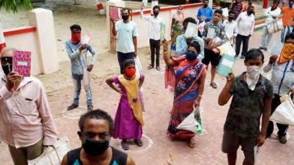 12 किरायेदारों के किराए माफ किया 12 किरायेदारों के किराए माफ किया