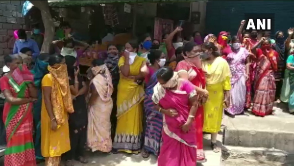 शराब लेने के लिए लगी लंबी लाइन