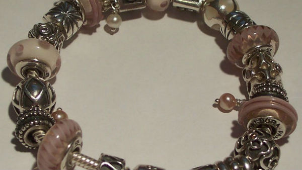 यह बैंगनी रंग का क्रिस्टल होता है..