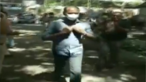 Mumbai Police officials at JJ Marg Police Station welcomed the three police personnel by showering flower Mumbai Police officials at JJ Marg Police Station welcomed the three police personnel by showering flower