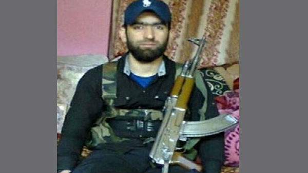 अब आतंकवादियों को भीड़ से हटाकर दफनाया जा रहा है अब आतंकवादियों को भीड़ से हटाकर दफनाया जा रहा है