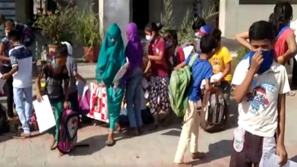 लॉकडाउन के बावजूद खोल दिया स्कूल लॉकडाउन के बावजूद खोल दिया स्कूल