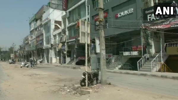 सड़कें दिख रही हैं खाली