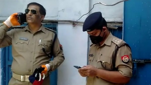 छटपटाते हुए बाहर भागा 11 साल का बेटा छटपटाते हुए बाहर भागा 11 साल का बेटा