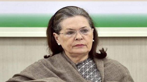 सोनिया गांधी ने ऐलान किया था कि रेलयात्रा का खर्च कांग्रेस उठाएगी सोनिया गांधी ने ऐलान किया था कि रेलयात्रा का खर्च कांग्रेस उठाएगी