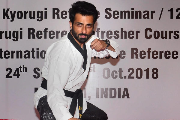 हीरो से कम नहीं हैं सोनू सूद