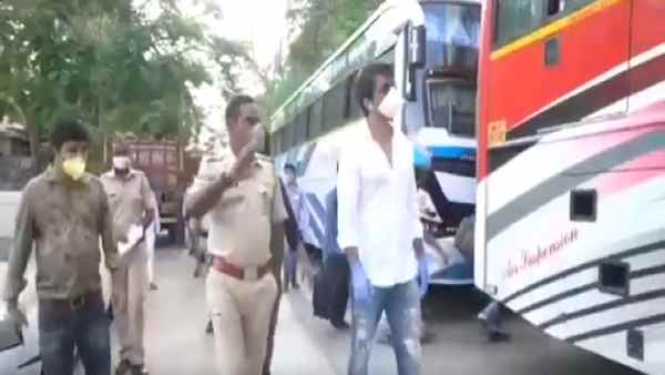 लोगों का दिल खोलकर मदद कर रहे हैं सूद