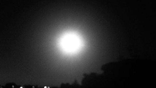 चंद्रमा से आसमान नीला नहीं बल्कि काला दिखायी देता है चंद्रमा से आसमान नीला नहीं बल्कि काला दिखायी देता है