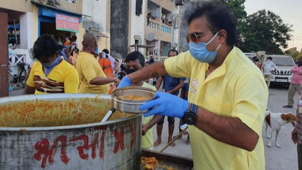 Surat: This man provides food to 12,000 people twice a day amid covid-19 lockdown Surat: This man provides food to 12,000 people twice a day amid covid-19 lockdown
