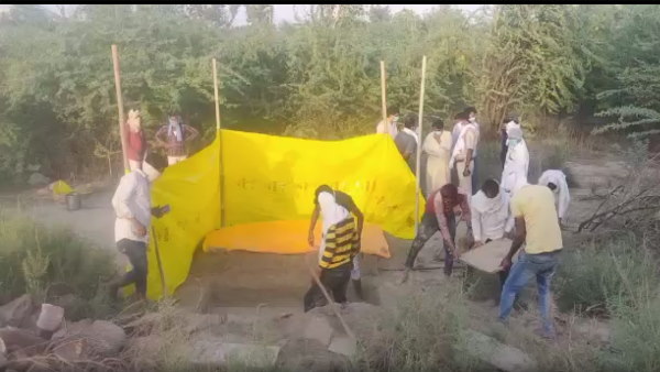 The body of married woman buried in the tomb was taken out after-9-days The body of married woman buried in the tomb was taken out after-9-days