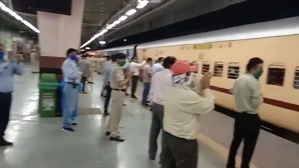 जयपुर स्टेशन पर दी गई यादगार विदाई