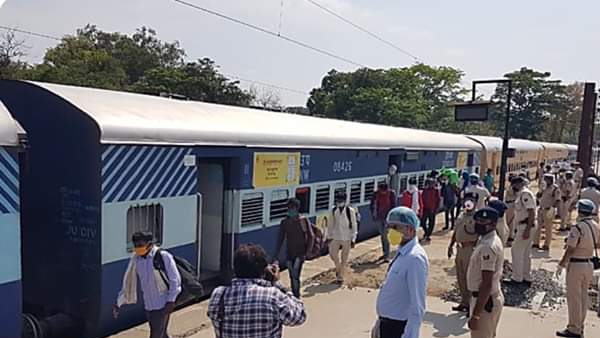 शनिवार दोपहर को दानापुर पहुंची ट्रेन