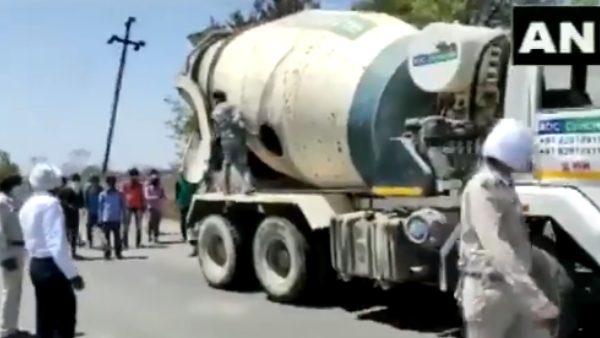 14 मजदूर और 4 ट्रक मालिक के कर्मचारी थे 14 मजदूर और 4 ट्रक मालिक के कर्मचारी थे