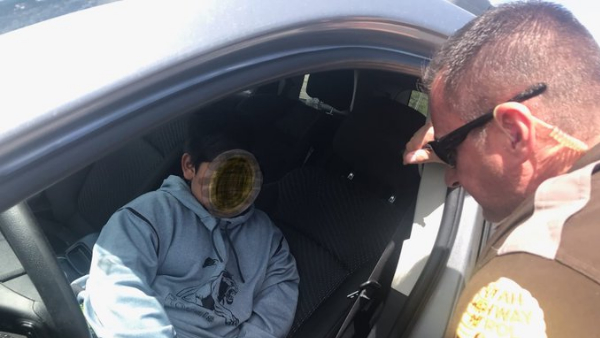 माता-पिता की कार चलाकर जा रहा था बच्चा माता-पिता की कार चलाकर जा रहा था बच्चा