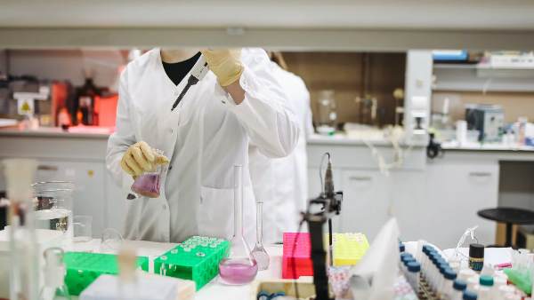 वैक्सीन बनाने में जुटे हैं कई देश