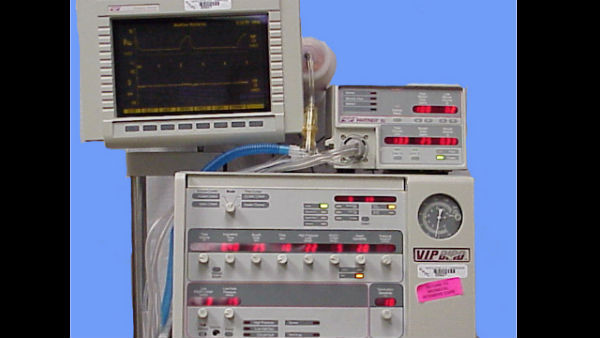 आईसीयू में मरीजों को वेंटीलेटर की मदद 