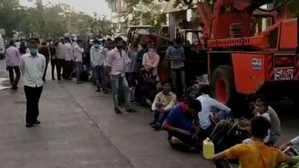 अब किराए के कमरे पर लौटें तो उसे पैसा कहां से दें