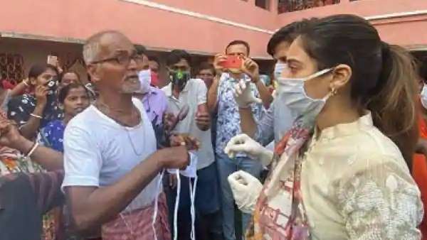 लोगों से मिलने पहुंची नुसरत