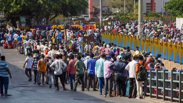 महिलाएं बच्चे सड़क पर रहने को मजबूर