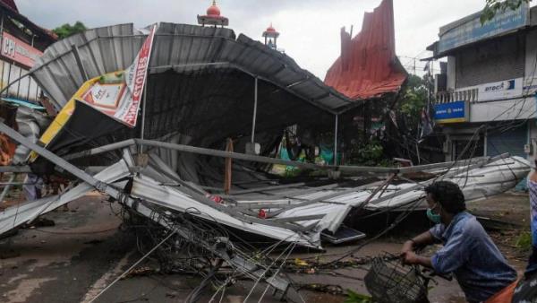 कई घंटे रहा तूफान का कहर