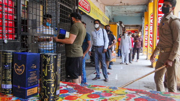 दिल्ली में सोशल डिस्टेंसिंग की धज्जियां उड़ाई गईं दिल्ली में सोशल डिस्टेंसिंग की धज्जियां उड़ाई गईं