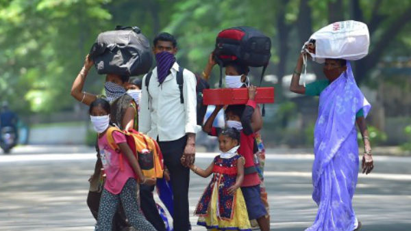 मीलों पैदल चलकर बस अड्डे पहुंचे लोग