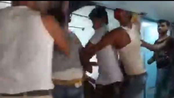 Workers going from Mumbai to Bihar clashed for food on Satna Railway Station Workers going from Mumbai to Bihar clashed for food on Satna Railway Station