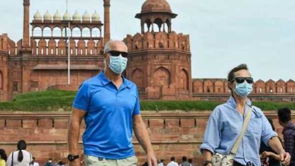  नई दिल्ली। राजधानी दिल्ली में कोरोना का संक्रमण तेजी से बढ़ रहा है। दिल्ली सरकार के स्वास्थ्य विभाग की ओर से शनिवार को जारी हेल्थ बुलेटिन के आंकड़ों के मुताबिक, बीते 24 घंटे में राजधानी में कोरोना वायरस से संक्रमण के 591 नए मामले सामने आए हैं, हालांकि इसमें राहत की बात ये है कि बीते 24 घंटे में कोई मौत कोरोना से नहीं हुई है। इस राजधानी में कोरोना वायरस के मामलों की संख्या 12,910 हो गई है। दिल्ली में 6,412 सक्रिय मामले शामिल हैं। वहीं 6267 लोग रिकवर हो चुके हैं। अभी तक राजधानी दिल्ली में 231 मौतें कोरोना से हुई हैं। दिल्ली में इस हफ्ते संक्रमण में तेजी देखी गई है। शनिवार को लगातार पांचवा दिन है, जब कोरोना के 500 से ज्यादा नए मरीज सामने आए हैं। शुक्रवार को तो रिकॉर्ड 660 नए केस सामने आए थे। वहीं आज भी 600 से महज 9 ही कम हैं। आज सबसे ज्यादा नए केस जिस राज्य में सामने आए हैं वो महाराष्ट्र है। महाराष्ट्र में बीते 24 घंटे में 2940 नए केस आए हैं। जिसके बाद राज्य में कोविड-19 के कुल मरीज 44,582 हो गए हैं। राज्य में अब तक 1517 लोगों की जान इस वायरस से जा चुकी है। भारत में कोरोना वायरस से संक्रमित मरीजों की संख्या सवा लाख के पार पहुंच चुकी है। स्वास्थ्य मंत्रालय के आंकड़ों के मुताबिक, पिछले 24 घंटे में 6654 नए मामले सामने आए हैं और 137 लोगों की मौत हुई है। इसके बाद देशभर में कोरोना संक्रमितों की संख्या बढ़कर 1,25,101 हो गई है और 3,720 लोगों की मौत हो चुकी है। देश में इस समय 69,557 सक्रिय मामले हैं, यानी इन लोगों का इलाज चल रहा है। वहीं 51,784 लोग अबतक संक्रमण के बाद स्वस्थ हो चुके हैं और वो अस्पताल से घर जा चुके हैं। दुनिया में इस वायरस से पीड़ितों की संख्या साढ़े 53 लाख के करीब पहुंच गई है। वहीं इससे मरने वालों लोगों की संख्या अब साढ़े 3 लाख की तरफ जा रही है। बीते 24 घंटे में एक लाख से ज्यादा नए मामले दुनिया में सामने आए हैं। जिसके बाद दुनिया में कुल कोरोना संक्रमित मरीजों की संख्या 52,98,207 हो गई है। अब तक 3,39,425 लोगों की मौत पूरी दुनिया में कोरोना की वजह से हो चुकी है। कोरोना संक्रमण के बाद ठीक हुए लोगों की संख्या पूरी दुनिया में 21,55,788 है। 