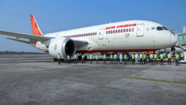 एयर इंडिया की फ्लाइट पर लंदन से उड़ान के लिए किराया 55,000 रुपए है